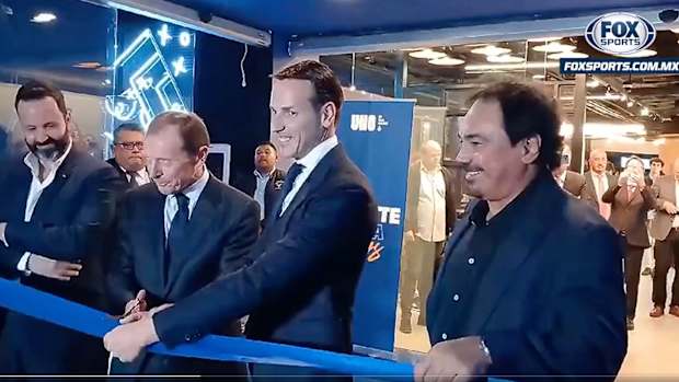 Hugo Sánchez en apertura de restaurante Uno